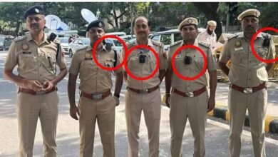 दिल्ली पुलिस की वर्दी पर लगा बॉडी कैमरा क्यों चर्चा में? जानें कैसे करता है काम और क्यों हुआ विवाद दिल्ली पुलिस की वर्दी पर लगा बॉडी कैमरा क्यों चर्चा में? जानें कैसे करता है काम और क्यों हुआ विवाद