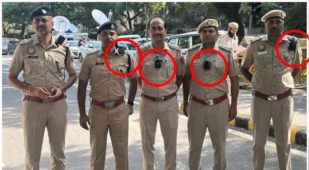 दिल्ली पुलिस की वर्दी पर लगा बॉडी कैमरा क्यों चर्चा में? जानें कैसे करता है काम और क्यों हुआ विवाद दिल्ली पुलिस की वर्दी पर लगा बॉडी कैमरा क्यों चर्चा में? जानें कैसे करता है काम और क्यों हुआ विवाद