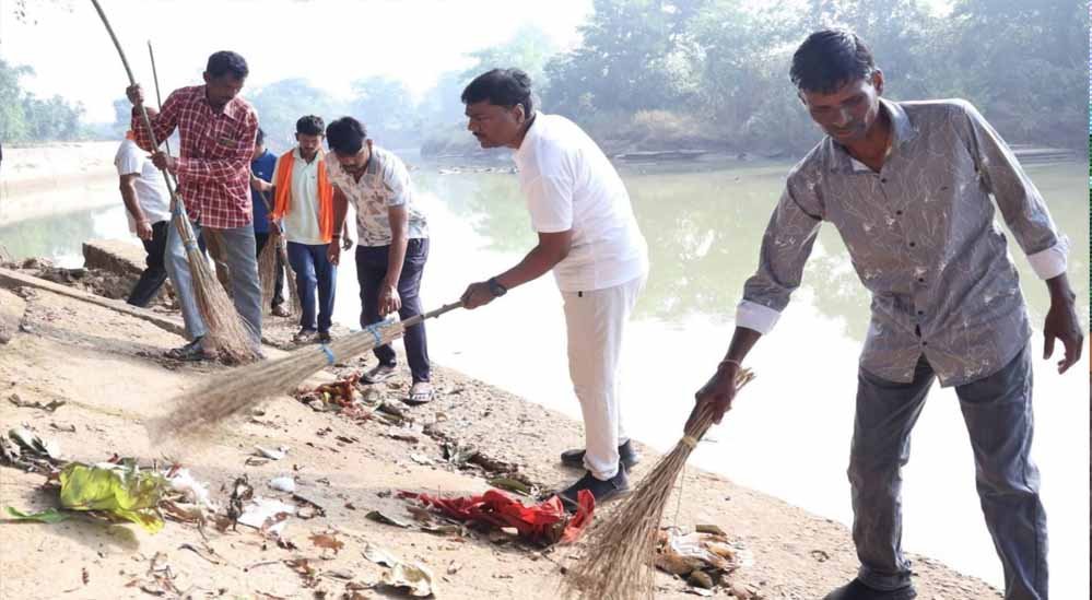 रामपुर आश्रम में जनभागीदारी से चला सेवा संकल्प के साथ स्वच्छता अभियान रामपुर आश्रम में जनभागीदारी से चला सेवा संकल्प के साथ स्वच्छता अभियान