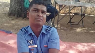 हैदराबाद में फर्जी एयरफोर्स अफसर गिरफ्तार, वर्दी पहन परेड ग्राउंड में खिंचवा रहा था फोटो हैदराबाद में फर्जी एयरफोर्स अफसर गिरफ्तार, वर्दी पहन परेड ग्राउंड में खिंचवा रहा था फोटो
