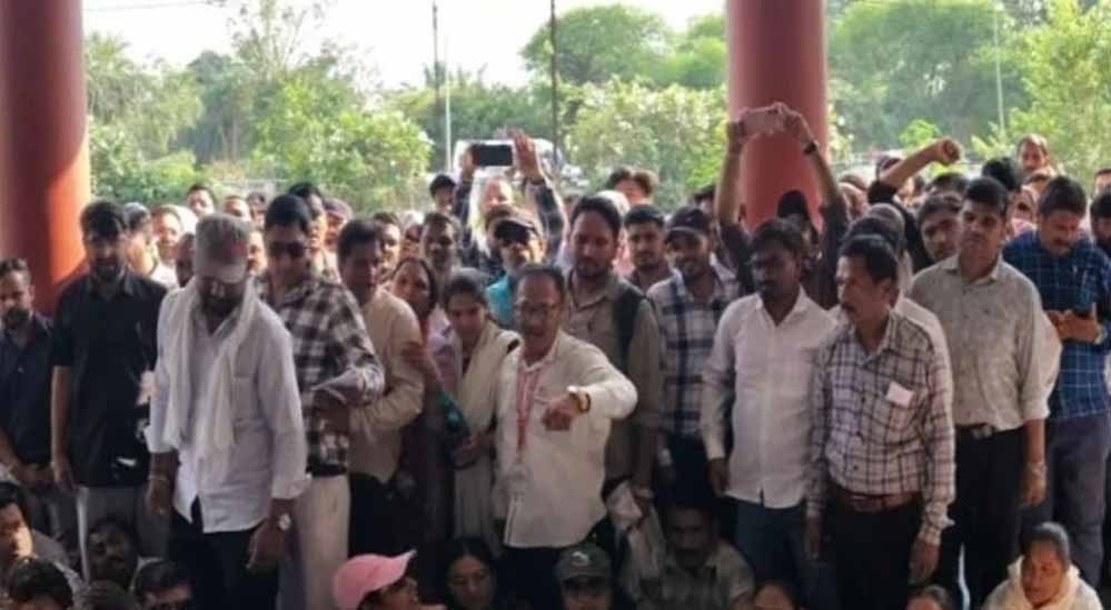 MP में 102 पटवारियों पर बड़ा एक्शन, 27 बर्खास्त और 75 सस्पेंड; 24 घंटे का अल्टीमेटम MP में 102 पटवारियों पर बड़ा एक्शन, 27 बर्खास्त और 75 सस्पेंड; 24 घंटे का अल्टीमेटम