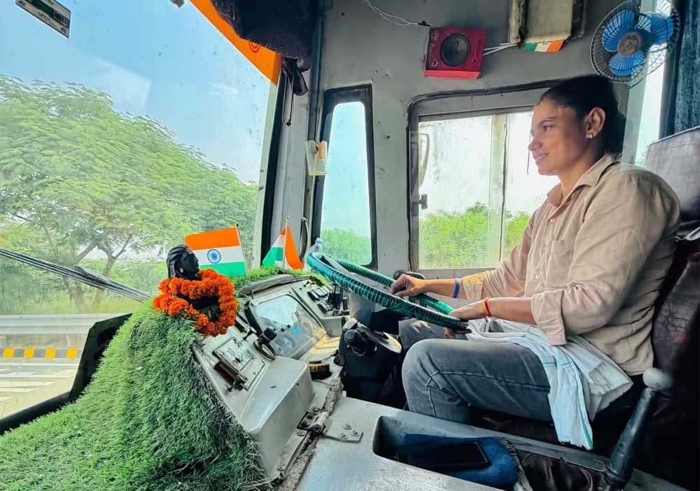 शक्ति स्वरूपा सोनू ने परंपरा तोड़कर संभाला बस का स्टीयरिंग शक्ति स्वरूपा सोनू ने परंपरा तोड़कर संभाला बस का स्टीयरिंग