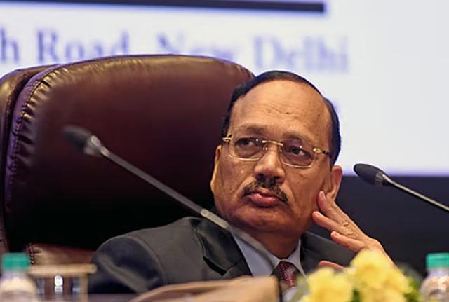 CJI सूर्यकांत ने राहुल गांधी-खड़गे से मिलने से किया इनकार, SIR और वोट चोरी के आरोपों पर सियासी हलचल CJI सूर्यकांत ने राहुल गांधी-खड़गे से मिलने से किया इनकार, SIR और वोट चोरी के आरोपों पर सियासी हलचल