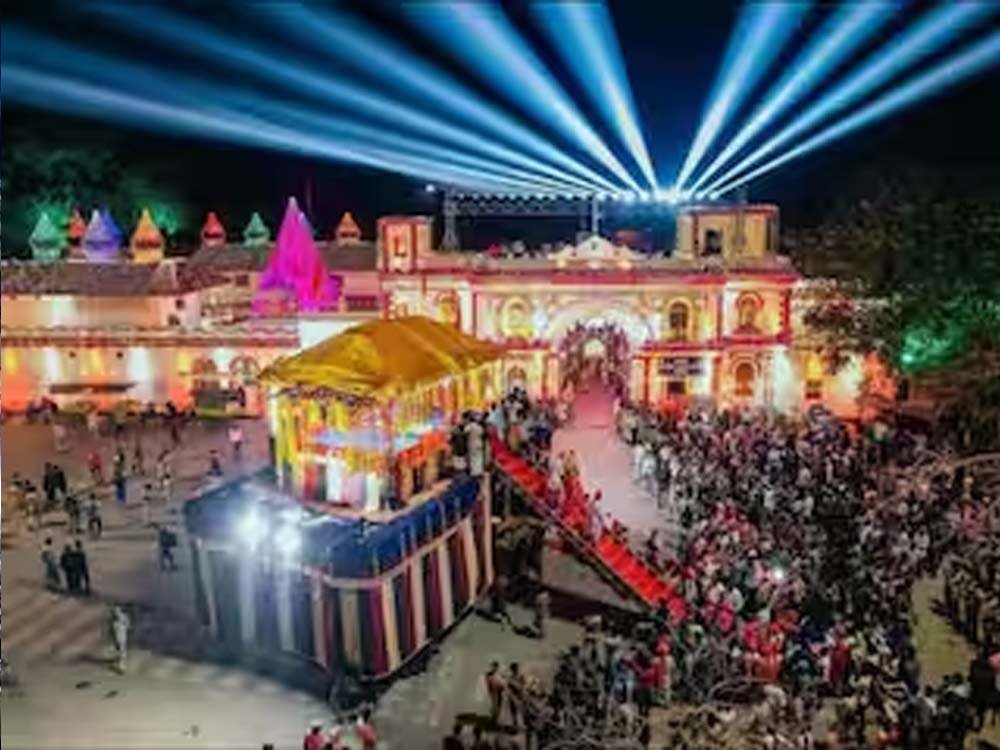 फूल रथ की परिक्रमा से जीवंत हुई बस्तर दशहरा की सदियों पुरानी परंपरा फूल रथ की परिक्रमा से जीवंत हुई बस्तर दशहरा की सदियों पुरानी परंपरा