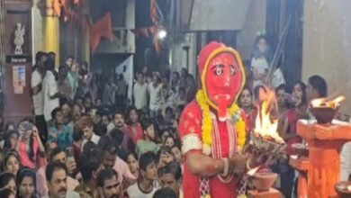 खप्पर यात्रा में आधी रात तलवार लेकर निकलीं देवी, डिप्टी CM विजय शर्मा ने किए दर्शन खप्पर यात्रा में आधी रात तलवार लेकर निकलीं देवी, डिप्टी CM विजय शर्मा ने किए दर्शन
