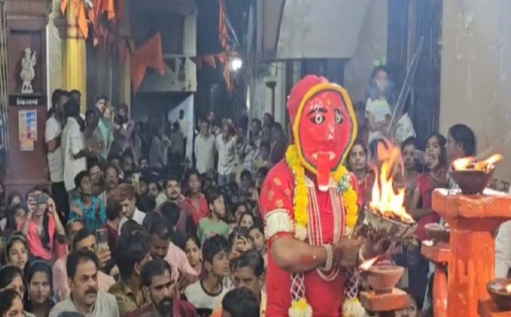 खप्पर यात्रा में आधी रात तलवार लेकर निकलीं देवी, डिप्टी CM विजय शर्मा ने किए दर्शन खप्पर यात्रा में आधी रात तलवार लेकर निकलीं देवी, डिप्टी CM विजय शर्मा ने किए दर्शन