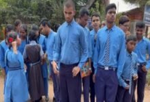 शिक्षक की मांग को लेकर सड़क पर उतरे दृष्टि-श्रवण बाधित स्कूल के बच्चे