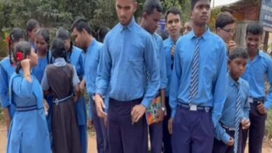 शिक्षक की मांग को लेकर सड़क पर उतरे दृष्टि-श्रवण बाधित स्कूल के बच्चे शिक्षक की मांग को लेकर सड़क पर उतरे दृष्टि-श्रवण बाधित स्कूल के बच्चे