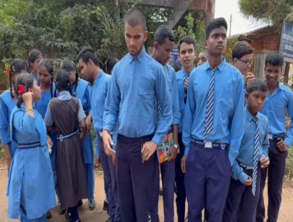 शिक्षक की मांग को लेकर सड़क पर उतरे दृष्टि-श्रवण बाधित स्कूल के बच्चे
