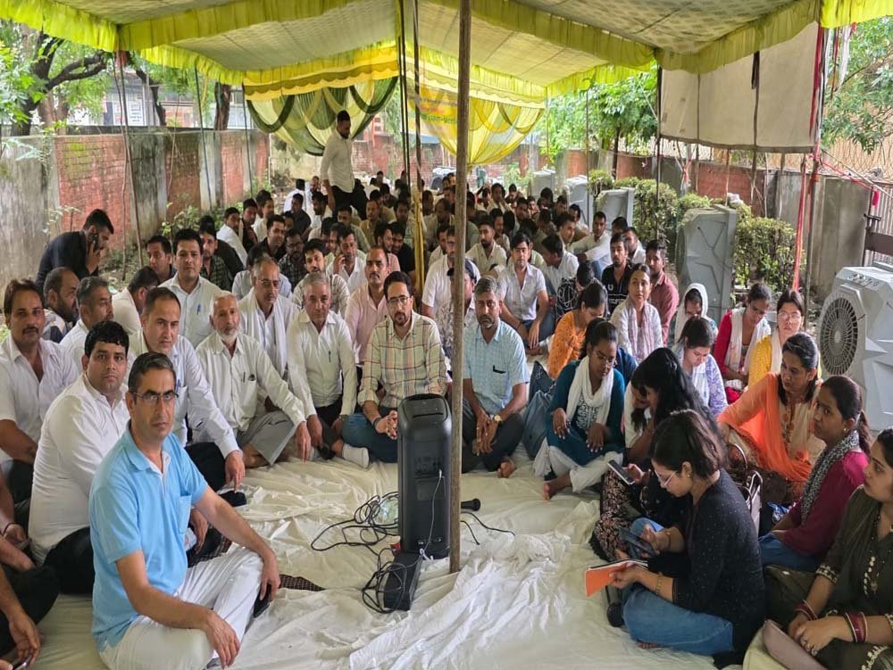 राजनांदगांव में पटवारियों की हड़ताल से राजस्व कार्य ठप, भौतिक सत्यापन प्रभावित राजनांदगांव में पटवारियों की हड़ताल से राजस्व कार्य ठप, भौतिक सत्यापन प्रभावित