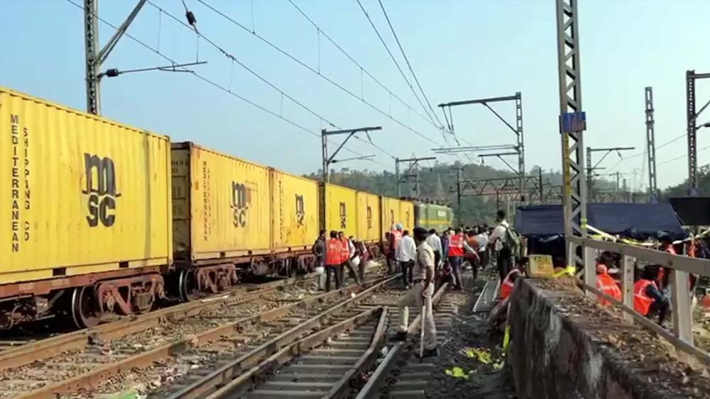 बस्तर में भारी बारिश और भूस्खलन से रेल यातायात प्रभावित, ट्रेनें और मालगाड़ियां थमीं बस्तर में भारी बारिश और भूस्खलन से रेल यातायात प्रभावित, ट्रेनें और मालगाड़ियां थमीं