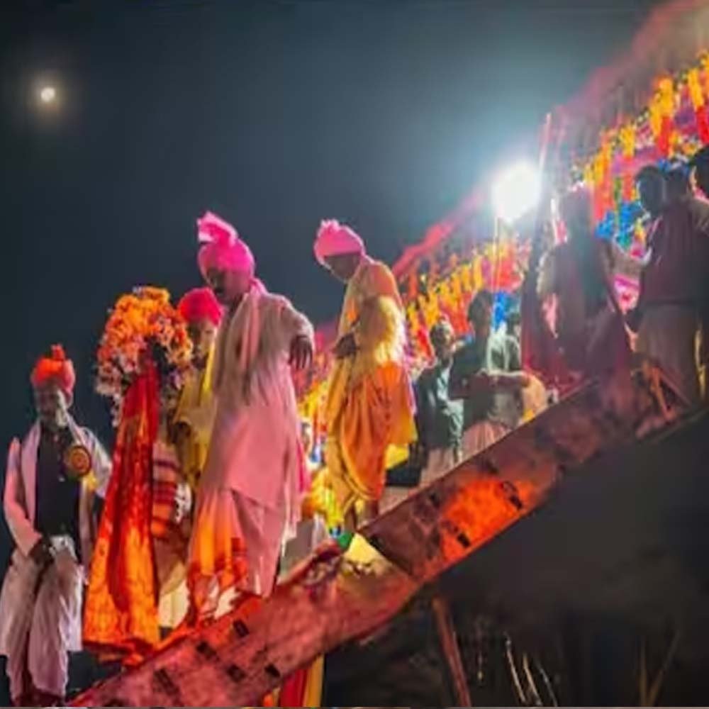बस्तर दशहरा में रथ चोरी की अनोखी परंपरा, छिपा है समानता का संदेश बस्तर दशहरा में रथ चोरी की अनोखी परंपरा, छिपा है समानता का संदेश