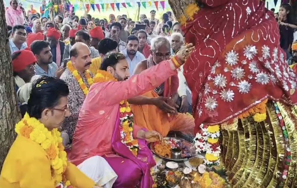 बस्तर दशहरा: बेल फल भेंटकर देवी-देवताओं को दिया जाएगा न्योता बस्तर दशहरा: बेल फल भेंटकर देवी-देवताओं को दिया जाएगा न्योता