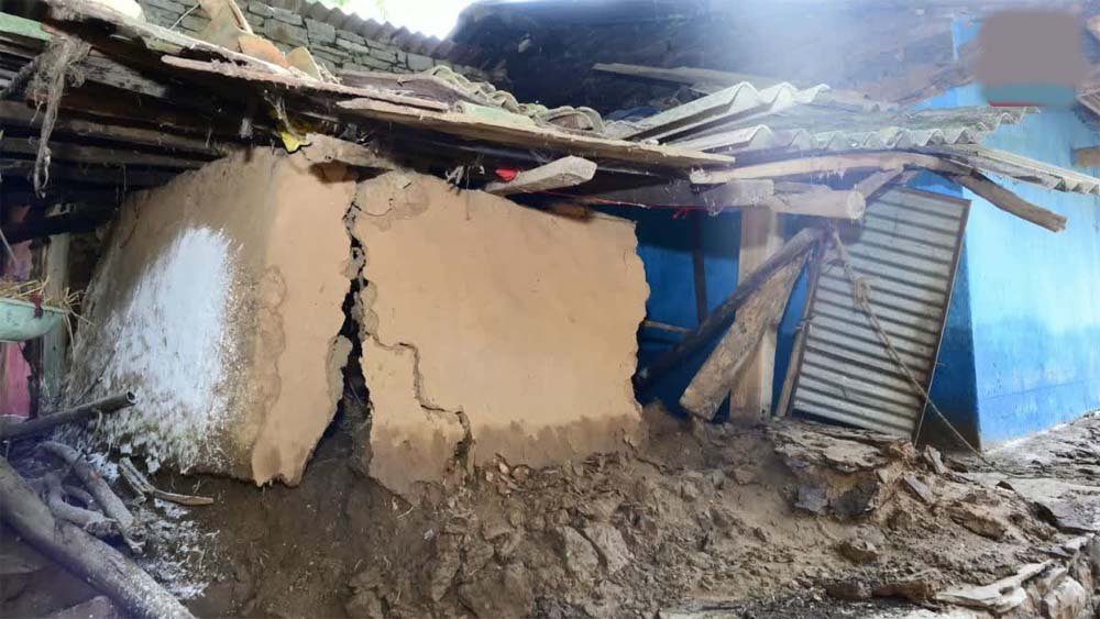 बस्तर में मुआवजे को लेकर भड़के बाढ़ प्रभावित किसान, सर्वे टीम को लौटाया बस्तर में मुआवजे को लेकर भड़के बाढ़ प्रभावित किसान, सर्वे टीम को लौटाया