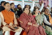 छत्तीसगढ़ पहुंचीं स्मृति ईरानी, पहली बार आगमन पर पोस्टर-बैनर की जगह दिखे BJP के झंडे