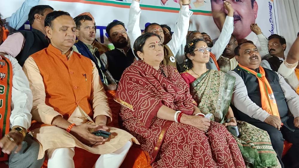 छत्तीसगढ़ पहुंचीं स्मृति ईरानी, पहली बार आगमन पर पोस्टर-बैनर की जगह दिखे BJP के झंडे छत्तीसगढ़ पहुंचीं स्मृति ईरानी, पहली बार आगमन पर पोस्टर-बैनर की जगह दिखे BJP के झंडे
