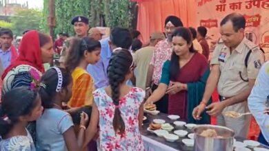 थाना परिसर में पुलिस ने लगाया भंडारा, अफसरों ने खुद बांटा महाप्रसाद