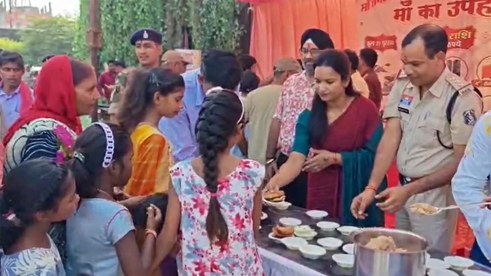 थाना परिसर में पुलिस ने लगाया भंडारा, अफसरों ने खुद बांटा महाप्रसाद थाना परिसर में पुलिस ने लगाया भंडारा, अफसरों ने खुद बांटा महाप्रसाद