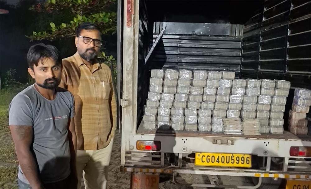 दुर्ग में पिकअप से मिले ₹4 करोड़ कैश, चेकिंग के दौरान सीक्रेट चेंबर से बरामद हुई रकम दुर्ग में पिकअप से मिले ₹4 करोड़ कैश, चेकिंग के दौरान सीक्रेट चेंबर से बरामद हुई रकम