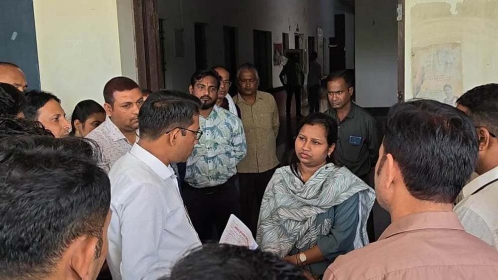 धान खरीदी से पहले गिरदावरी पर विवाद तेज, पटवारियों के बाद कृषि कर्मचारियों ने भी दी हड़ताल की चेतावनी धान खरीदी से पहले गिरदावरी पर विवाद तेज, पटवारियों के बाद कृषि कर्मचारियों ने भी दी हड़ताल की चेतावनी