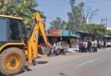 रायपुर में ढाबा तोड़ने पहुंची प्रशासन की टीम, संचालक ने खुद पर पेट्रोल डालकर मचाया हंगामा