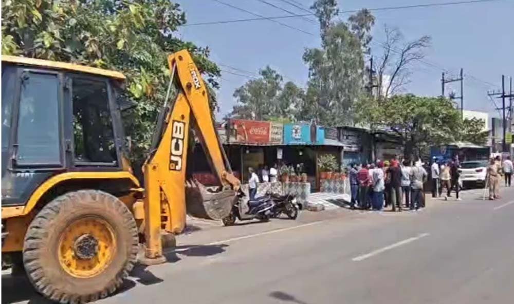 रायपुर में ढाबा तोड़ने पहुंची प्रशासन की टीम, संचालक ने खुद पर पेट्रोल डालकर मचाया हंगामा रायपुर में ढाबा तोड़ने पहुंची प्रशासन की टीम, संचालक ने खुद पर पेट्रोल डालकर मचाया हंगामा