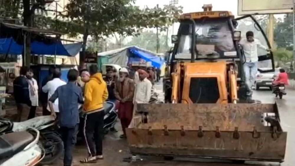 राजनांदगांव में गाय का कटा सिर मिलने पर आरोपी की दुकान पर चला बुलडोजर राजनांदगांव में गाय का कटा सिर मिलने पर आरोपी की दुकान पर चला बुलडोजर
