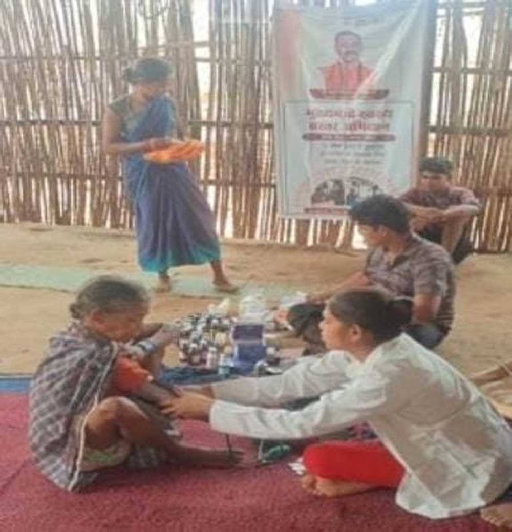 सेवा, समर्पण और जिजीविषा की मिसाल सात बार नदियां पार कर स्वास्थ्य दल पहुंचा तुमेरादी सेवा, समर्पण और जिजीविषा की मिसाल सात बार नदियां पार कर स्वास्थ्य दल पहुंचा तुमेरादी