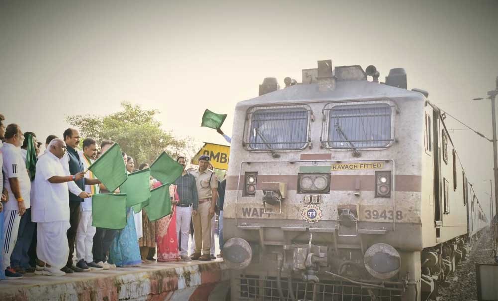 दिल्ली अब दूर नहीं- सरगुजा को मिली बड़ी रेल सौगात, अम्बिकापुर से हजरत निजामुद्दीन के लिए अब सप्ताह में दो दिन ट्रेन दिल्ली अब दूर नहीं- सरगुजा को मिली बड़ी रेल सौगात, अम्बिकापुर से हजरत निजामुद्दीन के लिए अब सप्ताह में दो दिन ट्रेन