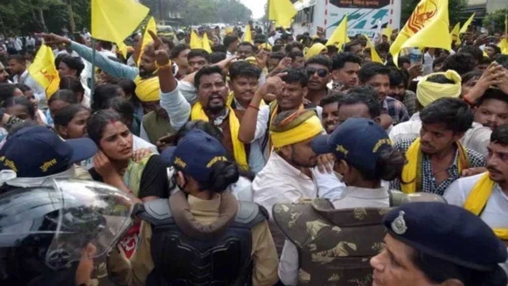 जयस प्रदर्शन के दौरान प्रधान आरक्षक को मारा थप्पड़, टीटीनगर में हंगामे के बाद मामला गरमाया जयस प्रदर्शन के दौरान प्रधान आरक्षक को मारा थप्पड़, टीटीनगर में हंगामे के बाद मामला गरमाया