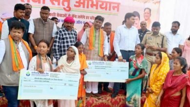 वन मंत्री केदार कश्यप ने हितग्राहियों को सौंपी आवास की चाबी, वनाधिकार पत्र और योजना सहायता वन मंत्री केदार कश्यप ने हितग्राहियों को सौंपी आवास की चाबी, वनाधिकार पत्र और योजना सहायता