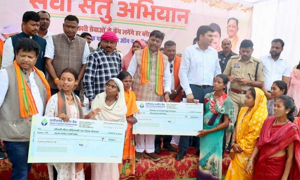 वन मंत्री केदार कश्यप ने हितग्राहियों को सौंपी आवास की चाबी, वनाधिकार पत्र और योजना सहायता वन मंत्री केदार कश्यप ने हितग्राहियों को सौंपी आवास की चाबी, वनाधिकार पत्र और योजना सहायता