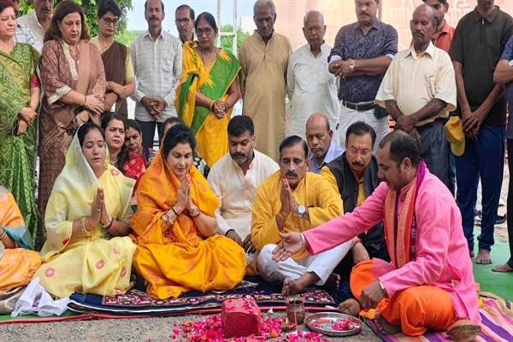 राज्यमंत्री गौर ने विभिन्न विकास कार्यों का किया भूमि पूजन और लोकार्पण राज्यमंत्री गौर ने विभिन्न विकास कार्यों का किया भूमि पूजन और लोकार्पण