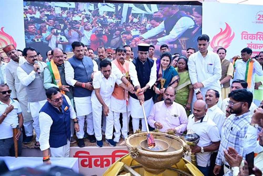 प्रधानमंत्री मोदी ने विकसित भारत संकल्प सभा के माध्यम से देशवासियों से किया वर्चुअल संवाद प्रधानमंत्री मोदी ने विकसित भारत संकल्प सभा के माध्यम से देशवासियों से किया वर्चुअल संवाद