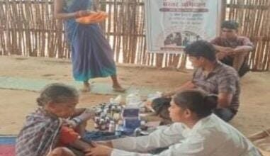 सात बार नदियां पार कर स्वास्थ्य दल पहुंचा तुमेरादी,सन्नो बाई को मिला नया जीवन सात बार नदियां पार कर स्वास्थ्य दल पहुंचा तुमेरादी,सन्नो बाई को मिला नया जीवन
