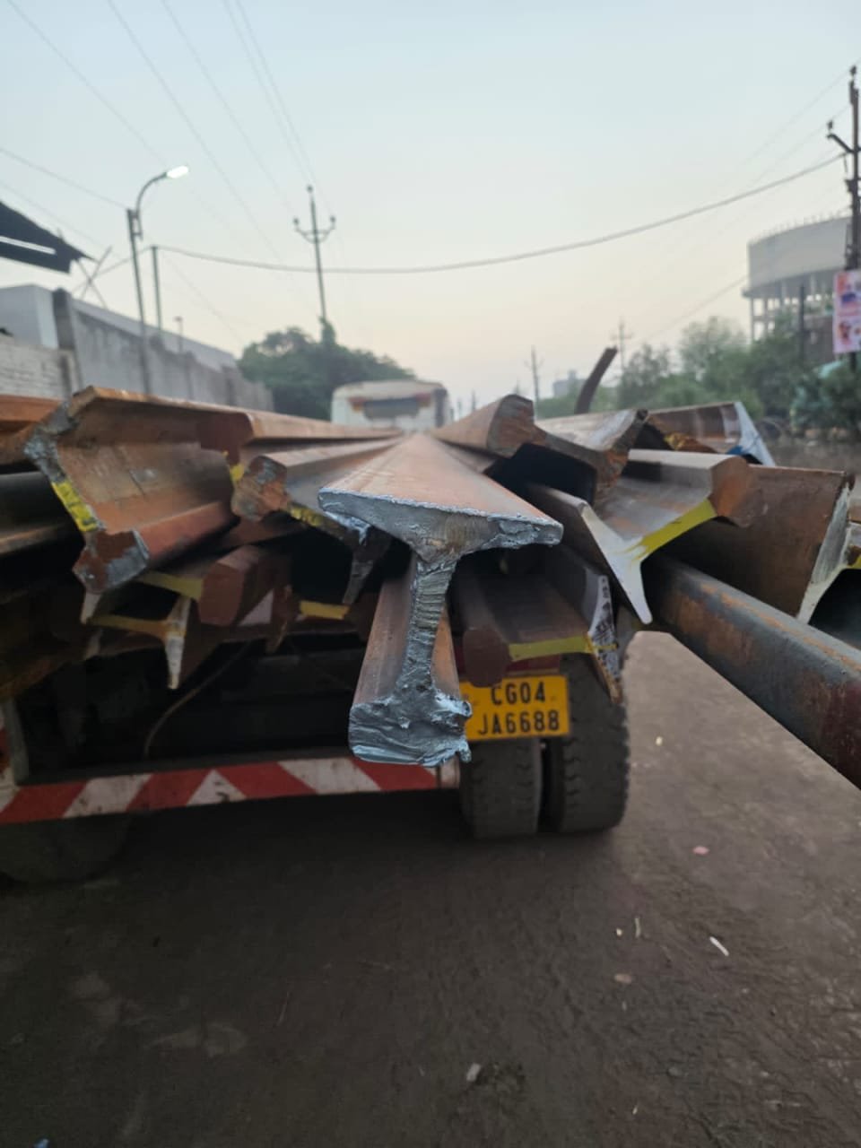 नहीं थम रही बीएसपी से लोहा चोरी की घटनाएं, भिलाई के छावनी में पांडेय कबाड़ी के गोदाम में काटा जा रहा रहा था लोहा नहीं थम रही बीएसपी से लोहा चोरी की घटनाएं, भिलाई के छावनी में पांडेय कबाड़ी के गोदाम में काटा जा रहा रहा था लोहा