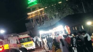 ग्वालियर में मंदिर के बाहर ट्रक का कहर, 15 श्रद्धालुओं की मौत ग्वालियर में मंदिर के बाहर ट्रक का कहर, 15 श्रद्धालुओं की मौत