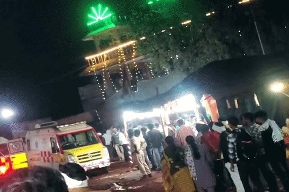 ग्वालियर में मंदिर के बाहर ट्रक का कहर, 15 श्रद्धालुओं की मौत ग्वालियर में मंदिर के बाहर ट्रक का कहर, 15 श्रद्धालुओं की मौत