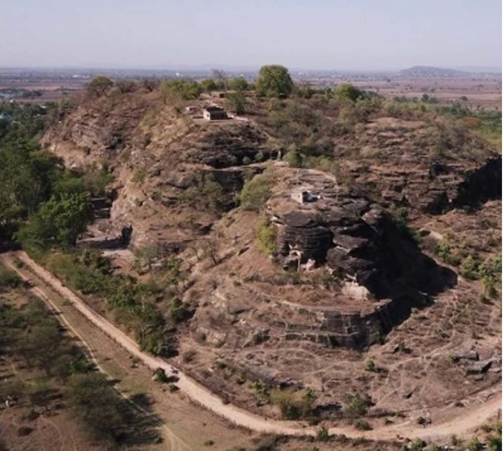MP News: विदिशा की उदयगिरी गुफाओं में मां दुर्गा का 1700 साल पुराना दुर्लभ स्वरूप, 12 भुजाओं वाली प्रतिमा है खास MP News: विदिशा की उदयगिरी गुफाओं में मां दुर्गा का 1700 साल पुराना दुर्लभ स्वरूप, 12 भुजाओं वाली प्रतिमा है खास