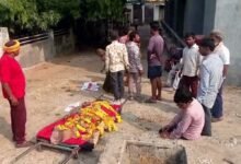 गुना में शव घर ले जाने से रोका, अस्पताल के बाहर सजानी पड़ी अर्थी