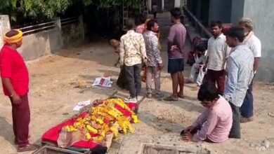 गुना में शव घर ले जाने से रोका, अस्पताल के बाहर सजानी पड़ी अर्थी