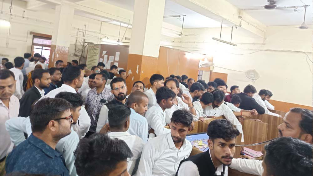 इंदौर में शुभ मुहूर्त पर रजिस्ट्री कराने उमड़ी भीड़, सर्वर की सुस्ती से परेशानी इंदौर में शुभ मुहूर्त पर रजिस्ट्री कराने उमड़ी भीड़, सर्वर की सुस्ती से परेशानी