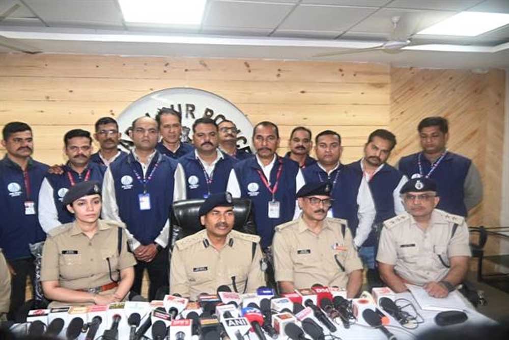 मध्यप्रदेश पुलिस की बड़ी कार्रवाई: कंटेनर में छिपाकर ले जाया जा रहा 871 किलो से अधिक गांजा जब्त, दो आरोपी गिरफ्तार मध्यप्रदेश पुलिस की बड़ी कार्रवाई: कंटेनर में छिपाकर ले जाया जा रहा 871 किलो से अधिक गांजा जब्त, दो आरोपी गिरफ्तार