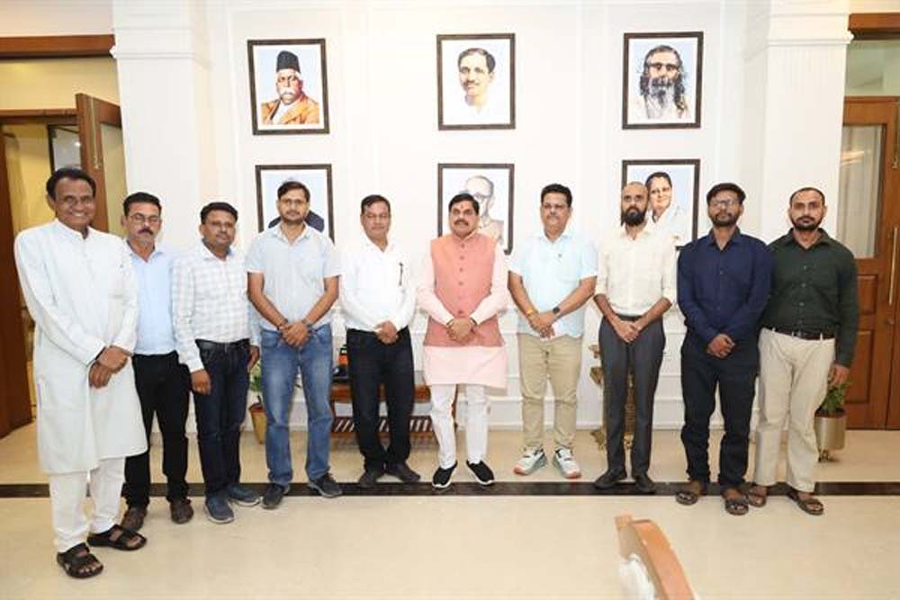 स्वामित्व योजना के क्रियान्वयन में पूर्ण सहयोग करेंगे पटवारी मुख्यमंत्री डॉ. यादव से मिले पटवारी संघ के पदाधिकारी स्वामित्व योजना के क्रियान्वयन में पूर्ण सहयोग करेंगे पटवारी मुख्यमंत्री डॉ. यादव से मिले पटवारी संघ के पदाधिकारी