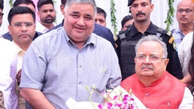 विधानसभा अध्यक्ष डॉ. रमन सिंह को जन्मदिन की बधाई देने पहुंचे पर्यटन मंत्री राजेश अग्रवाल विधानसभा अध्यक्ष डॉ. रमन सिंह को जन्मदिन की बधाई देने पहुंचे पर्यटन मंत्री राजेश अग्रवाल