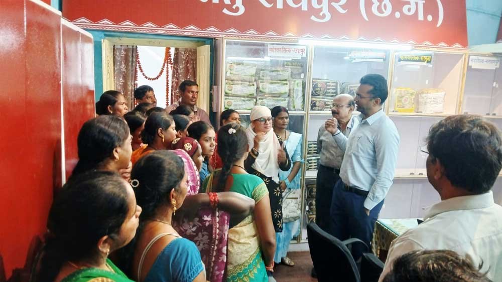 ग्रामोद्योग सचिव राजेश सिंह राणा ने किया छत्तीसगढ़ रेशम सेतु का निरीक्षण ग्रामोद्योग सचिव राजेश सिंह राणा ने किया छत्तीसगढ़ रेशम सेतु का निरीक्षण