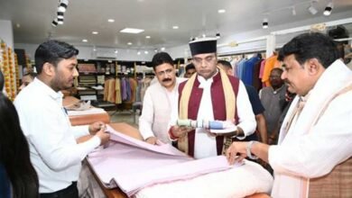 गांधी जयंती पर मंत्री विश्वास सारंग ने खरीदे खादी के वस्त्र; स्वदेशी अपनाने का दिया संदेश गांधी जयंती पर मंत्री विश्वास सारंग ने खरीदे खादी के वस्त्र; स्वदेशी अपनाने का दिया संदेश