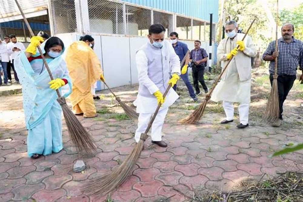 स्वच्छता को अपनी आदत बनाएं, स्वच्छ एवं स्वस्थ भारत के निर्माण में दें योगदान : उप मुख्यमंत्री शुक्ल स्वच्छता को अपनी आदत बनाएं, स्वच्छ एवं स्वस्थ भारत के निर्माण में दें योगदान : उप मुख्यमंत्री शुक्ल