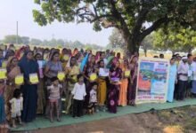 आयुक्त  तारन प्रकाश सिन्हा ने खंडुआ में किया सिंचाई नाली निर्माण कार्य का निरीक्षण, श्रमिकों से किया सीधा संवाद