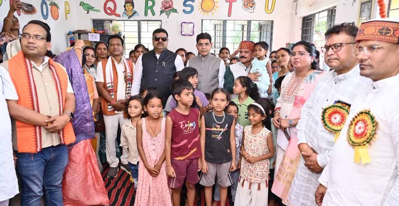 ‘आंगन मिलन’ समारोह में पहुंचे मंत्री टंक राम वर्मा और गजेंद्र यादव गर्भवती माताओं की गोदभराई कर बांटे पोषण किट ‘आंगन मिलन’ समारोह में पहुंचे मंत्री टंक राम वर्मा और गजेंद्र यादव गर्भवती माताओं की गोदभराई कर बांटे पोषण किट